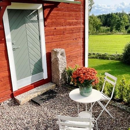 Nyrenoverad Stuga Naera Naturen Linköping Extérieur photo