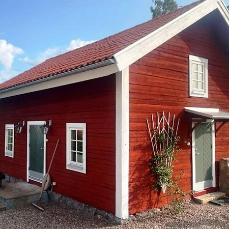 Nyrenoverad Stuga Naera Naturen Linköping Extérieur photo