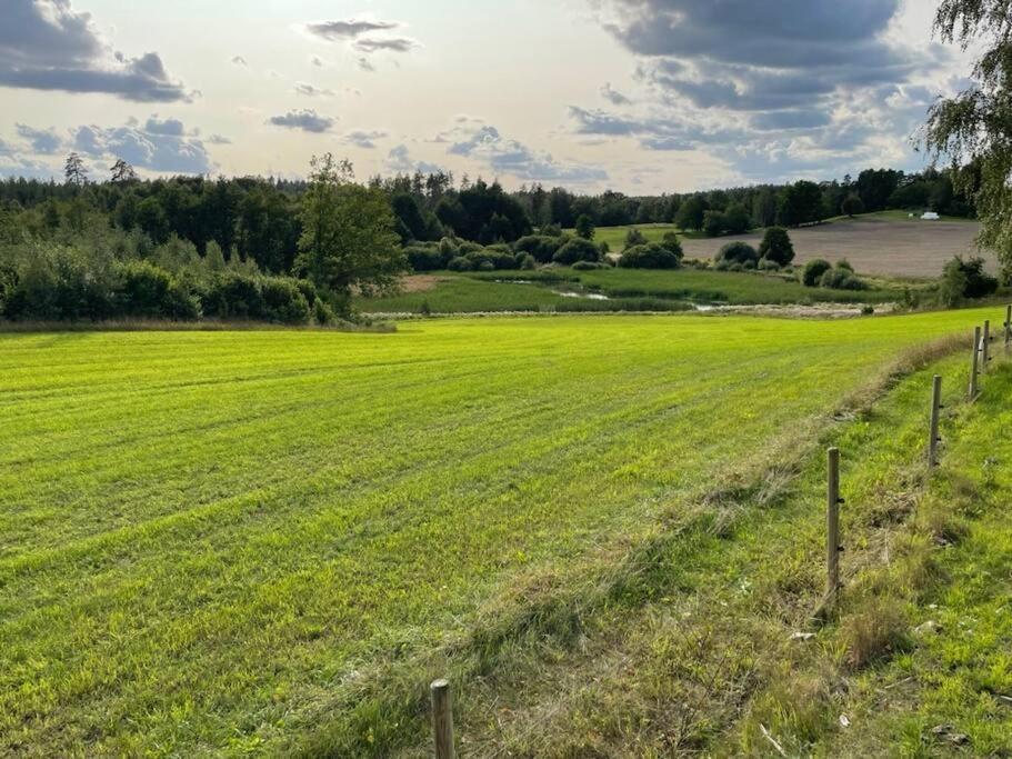 Nyrenoverad Stuga Naera Naturen Linköping Extérieur photo