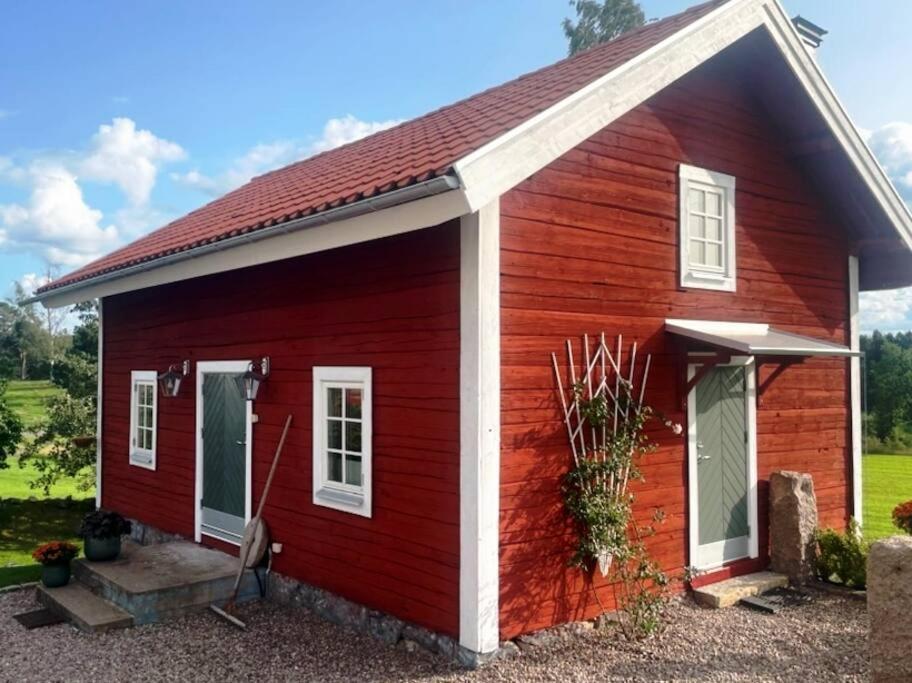 Nyrenoverad Stuga Naera Naturen Linköping Extérieur photo